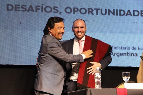 Gustavo Sáenz, gobernador de Salta, y el poncho a Martín Guzmán.