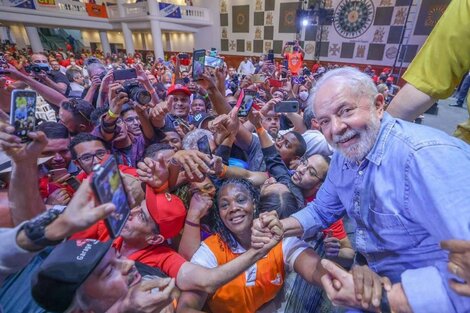 El expresidente Luiz Inácio Lula da Silva junto a seguidores del Partido de los Trabajadores (PT). 