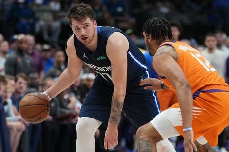 Doncic dominando la situación ante los Suns, el equipo de mejor récord en la serie regular