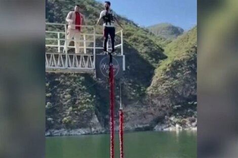 El momento en el que que el joven está por tirarse desde el puente. (Foto: captura de video).