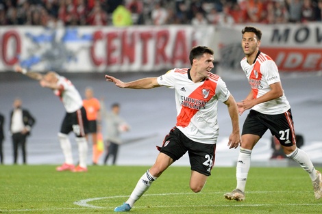 Paradela festeja su gol en el primer tiempo (Fuente: Fotobaires)