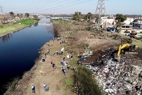 Un operativo de limpieza del Riachuelo al costado de un barrio popular de la Provincia de Buenos Aires. Imagen: NA