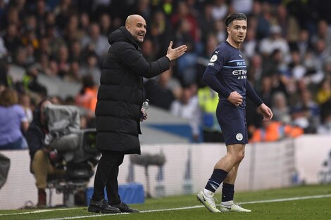 Josep Guardiola junto a Jack Grealish, la compra más cara de la historia del club y séptima del fútbol mundial