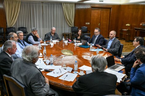 El Gobierno y los sindicatos acordaron adelantar el aumento del salario mínimo en dos tramos. Foto: Ministerio de Trabajo.