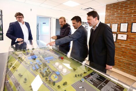 Martínez y Basualdo recorrieron una central termoeléctrica en Ezeiza