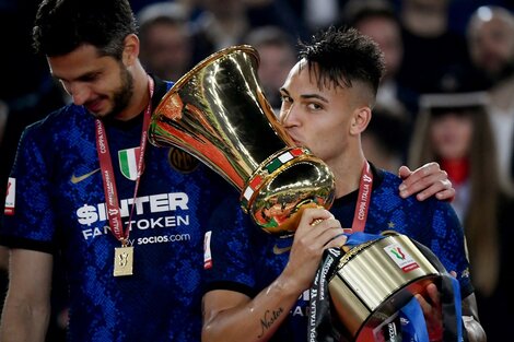 Martínez besa la Copa Italia