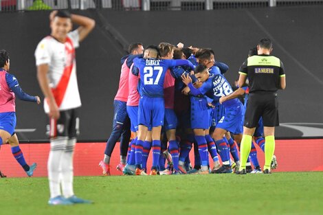 Los jugadores de Tigre festejan uno de sus goles