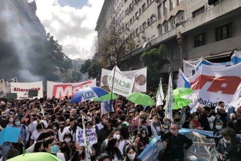 Los docentes se manifestaron en contra de la reforma del Estatuto. Imagen: Télam. 