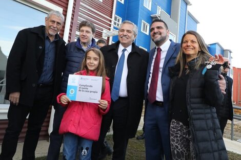 Alberto Fernández y Jorge Ferraresi encabezaron la entrega de viviendas más grande de la historia desde el relanzamiento de Procrear