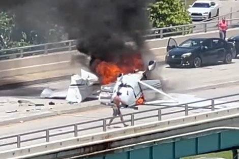 Estados Unidos: una avioneta se estrelló sobre un puente en Miami e impactó contra un auto