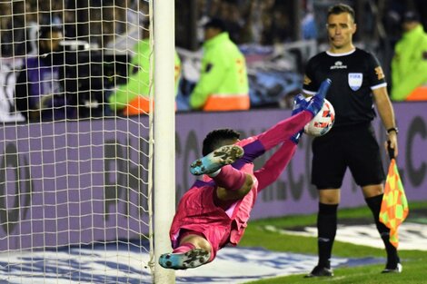 Las manos de Rossi, otra vez salvadoras para Battaglia (Fuente: Fotobaires)