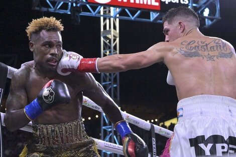 Brian Castaño perdió por nocaut ante Jermell Charlo. Imagen: AFP. 