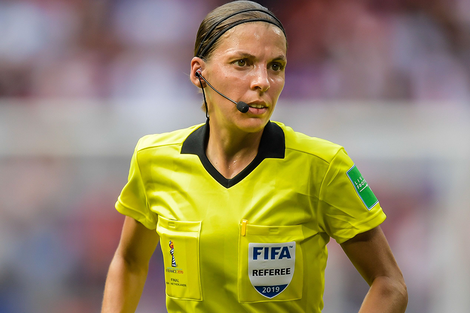 La francesa Stephanie Frappart es una de las seis árbitros mujeres que participarán del Mundial de Fútbol de la FIFA. (Foto: Getty Images)