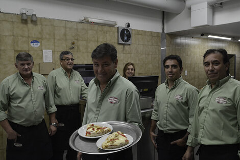 Mozos de la tradicional pizzería Santa María.  (Fuente: Sebastián Vargas)