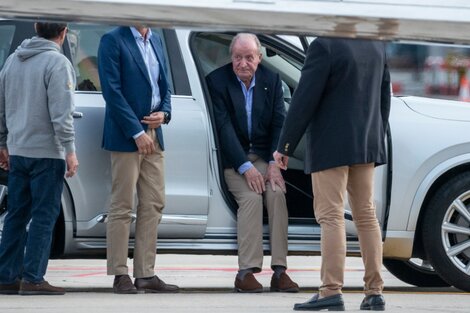 Juan Carlos sentado en un auto alllegar alaeropuerto de Vigo