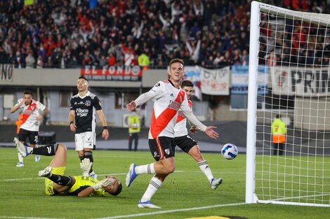 Palavecino festeja su gol, el primero de la noche en el Monumental