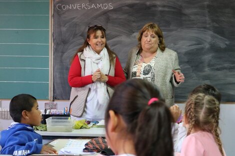 La ministra Mercedes Jara Tracchia durante un recorrido por las instituciones de la provincia. Foto: Gobierno de Río Negro.