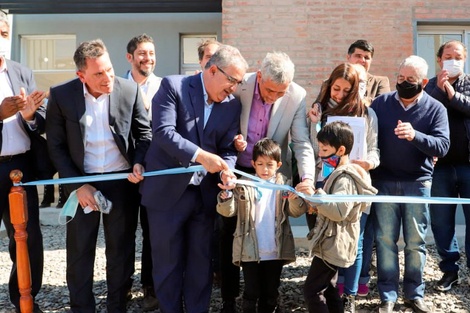 Ferraresi visitó Catamarca para entregar viviendas y créditos