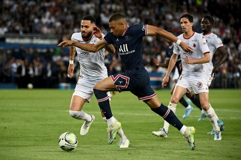 PSG festejó con goleada la renovación de Mbappé, que marcó un triplete