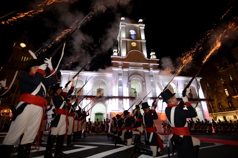 Festejos por el aniversario del 25 de Mayo: relevo de la guardia de honor del Cabildo de Buenos Aires.