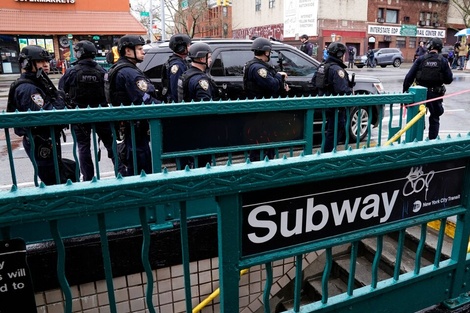 Murió un hombre tras un tiroteo en el subte de Nueva York.