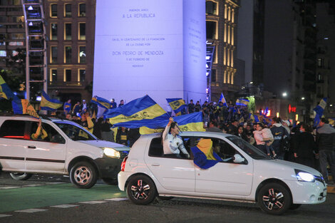 Según lo confirmado oficialmente, todo comenzó cuando una persona se cayó desde la reja del monumento hacia el lado interno, mientras un grupo de hinchas impedía el ingreso del SAME. Foto: NA.  