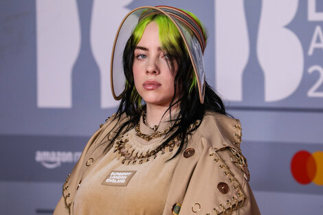 Billie Eilish contó que "padece" Tourette y sostuvo que si la graban "durante mucho tiempo, vas a ver muchos tics". 