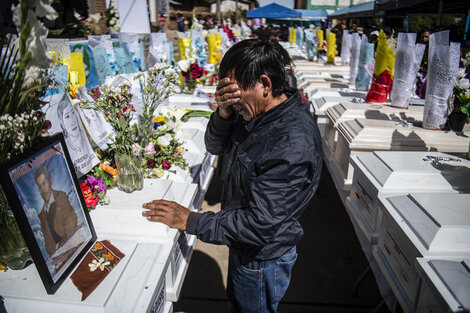 Un familiar llora frente al féretro de una de las víctimas de la masacre de Accomarca.