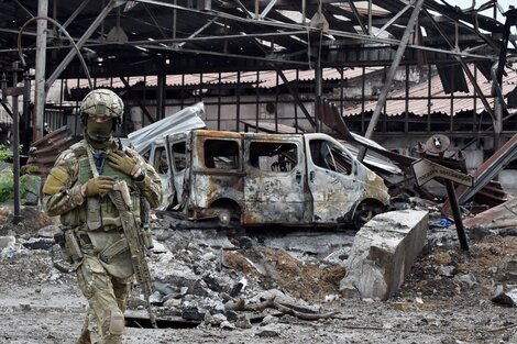 Un soldado ruso camina delante de los escombros de una acería en Mariupol. (Fuente: AFP)