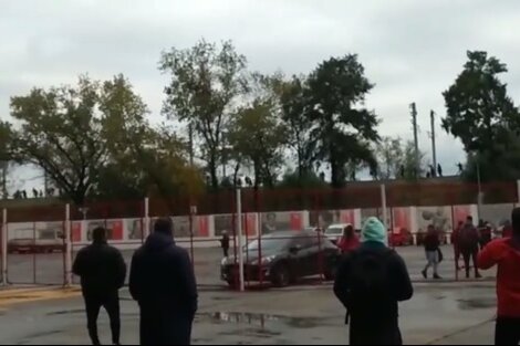 Captura de pantalla de un video que se viralizó del enfrentamiento entre barras de Independiente. 