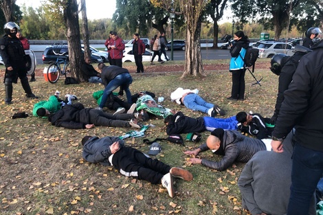 Alrededor de 150 hinchas de Deportivo Cali fueron detenidos en Puerto Madero por portación de armas blancas