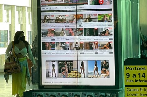 Sorpresa: Películas porno en las pantallas de un aeropuerto de Río de Janeiro