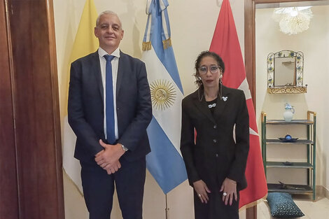El secretario de Derechos Humanos, Horacio Pietragalla, junto a la embajadora argentina en El Vaticano, María Fernanda Silva.