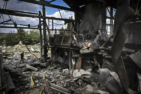 Un hombre camina frente a una fábrica bombardeada  en Bakhmut, este de Ucrania. 