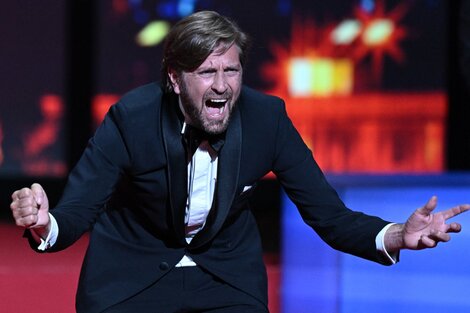 Ruben Östlund festeja su triunfo como si fuera el ganador de un campeonato de fútbol. 