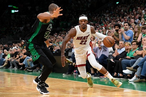 Jimmy Butler lideró a Miami para evitar la eliminación ante Boston (Fuente: AFP)