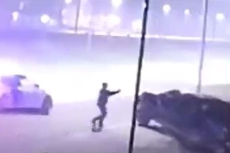 Un joven de 19 años fue baleado durante una persecución policial en Moreno. Imagen: Captura de pantalla de las cámaras de seguridad del barrio privado.