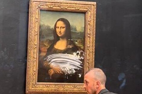 Un visitante del Museo del Louvre atacó a La Gioconda con una porción de torta