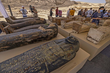 Egipto: hallan 250 sarcófagos, 150 estatuas de bronce y un papiro de 9 metros de largo