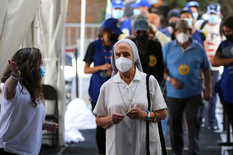 Chile: largas filas para recibir las cuarta dosis antes de las nuevas restricciones