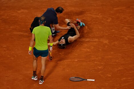 Zverev se dobló el tobillo y Nadal es finalista de Roland Garros 