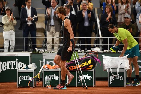 Zverev anunció que tiene "una lesión muy grave" tras doblarse el tobillo en la semifinal ante Nadal