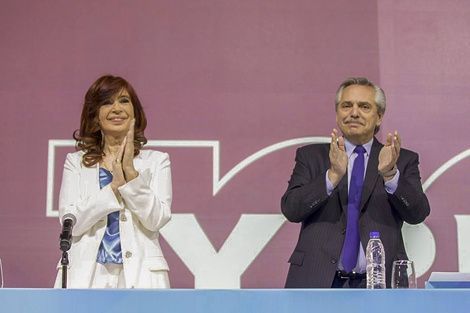 Cristina Kirchner y Alberto Fernández en el acto por los 100 años de YPF.