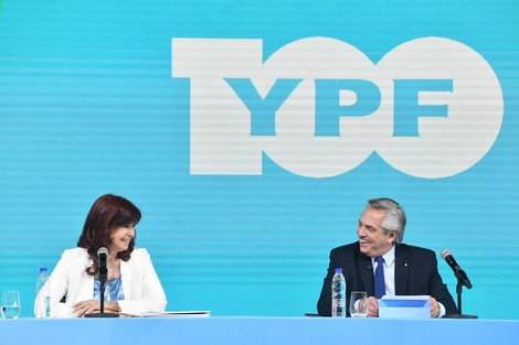 Cristina Kirchner y Alberto Fernández encabezaron el acto por los 100 años de YPF. Imagen: @Alferdez.