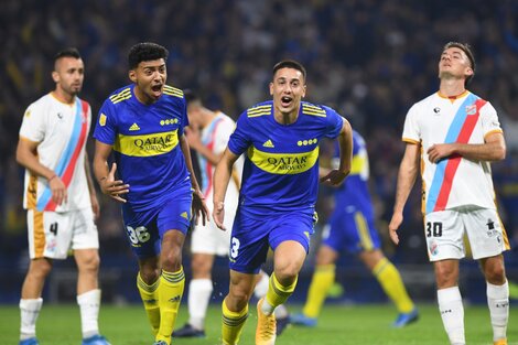 Sández inicia el festejo de su gol, el primero de Boca