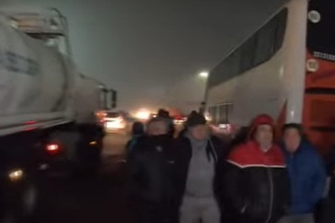 Por una protesta de choferes de micros de larga distancia, hay demoras en la autopista Buenos Aires-La Plata