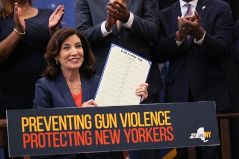 Nueva York eleva la edad legal para comprar armas semiautomáticas