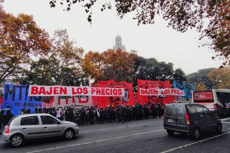 Masivo acampe frente al acto de AEA: "Adentro están los responsables de la inflación"