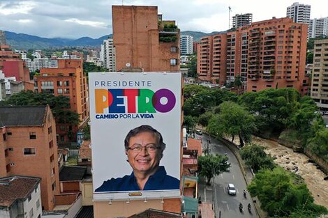 Vista aérea de una valla publicitaria con propaganda electoral de Petro en Cali.