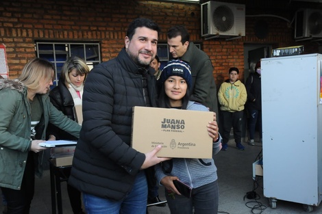 El diputado Cleri estuvo en escuelas distribuyendo notebooks a alumnos.